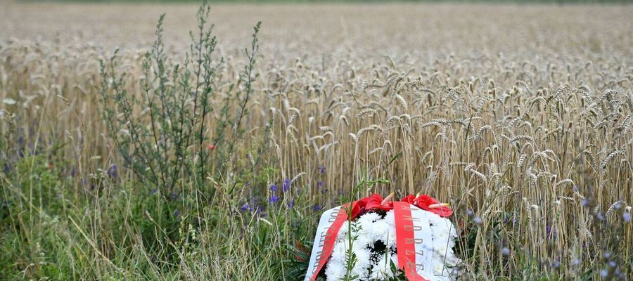 Wieniec złożony dla upamiętnienia pomordowanych na Wołyniu