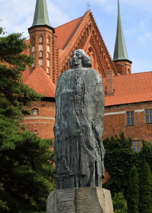 Uroczyste odsłonięcie pomnika miało miejsce 15 lipca 1973 roku podczas obchodów 500-lecia urodzin Kopernika, połączonych z podsumowaniem siedmioletniej Operacji 1001 Frombork