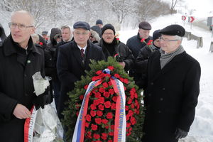 Ambasador Rosji w Pieniężnie. Kwiaty pod portretem Czerniachowskiego i prowokacyjne słowa o ukraińskich grobach: „Banderowcy”?