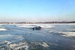 Zostawili tonący samochód na środku Śniardw i uciekli [VIDEO]