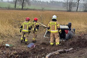 Wypadek w powiecie iławskim: 49-latka dachowała renaultem