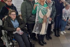 Sztuka, wspomnienia i inspiracja – podopieczni WTZ odwiedzili wystawę Barbary Ząbkiewicz