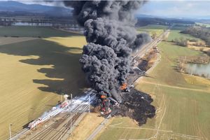 Na Morawach płonie pociąg towarowy z benzolem