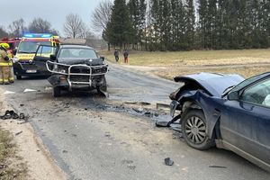 Groźne zderzenie osobówek w Radomnie