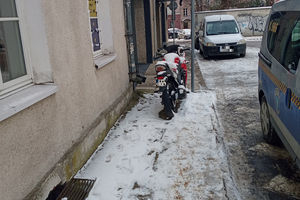 Motorower na środku chodnika. Stanowcza reakcja straży miejskiej 