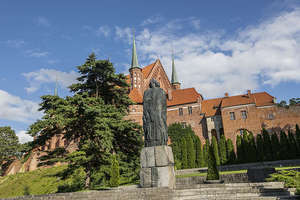 Honorowe obywatelstwo Fromborka dla twórcy pomnika Kopernika