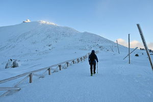 W Karkonoszach mocno oblodzone szlaki. Trudne warunki dla turystów 