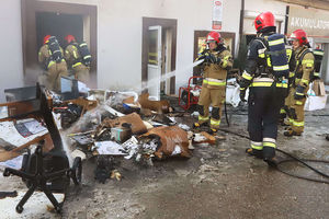 Pożar przy ul. Kętrzyńskiego w Olsztynie. Z żywiołem walczyło 6 zastępów straży pożarnej [ZDJĘCIA]