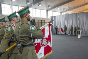 Po ponad 42 i 33 latach służby ściągnęli z siebie mundury 