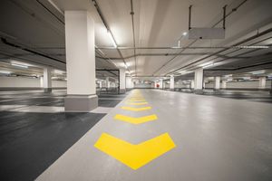 Nowy parking podziemny w centrum Warszawy – wygoda, ale za jaką cenę?