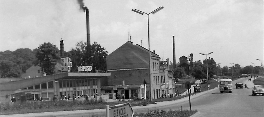 Zabudowa ul. Traugutta, po lewej stronie bar "Tramp", za nim kominy browaru, w głębi komin i szyb gazowni miejskiej - 1970r.