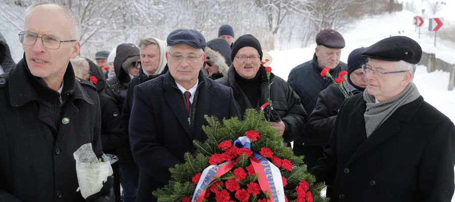 Ambasador Rosji w Polsce Siergiej Andriejew (P) na obchodach rocznicy śmierci sowieckiego dowódcy generała Iwana Czerniachowskiego w miejscu usuniętego pomnika generała Czerniachowskiego w Pieniężnie. Wydarzenie zorganizowała ambasada rosyjska. Według IPN Czerniachowski był współodpowiedzialny za mordy i grabieże