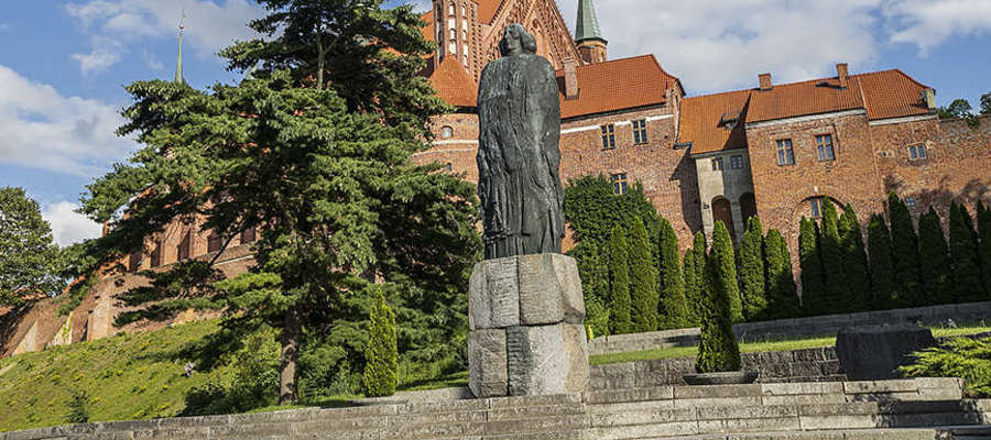 Uroczyste odsłonięcie pomnika miało miejsce 15 lipca 1973 roku podczas obchodów 500-lecia urodzin Kopernika, połączonych z podsumowaniem siedmioletniej Operacji 1001 Frombork