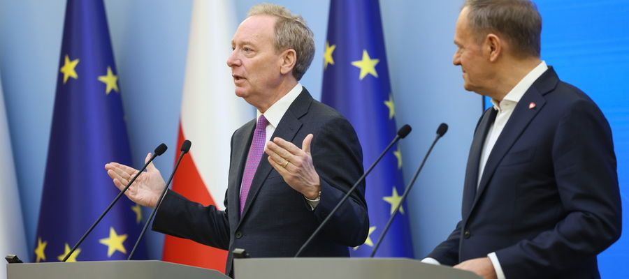 Warszawa, 17.02.2025. Premier Donald Tusk oraz prezydent i wiceprezes Microsoft Corporation Brad Smith podczas konferencji prasowej po spotkaniu w siedzibie Kancelarii Prezesa Rady Ministrów.