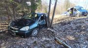 O krok od tragedii. 62-latek przejazd zakończył między drzewami [ZDJĘCIA]