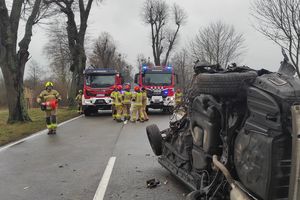 Tragiczny wypadek na DK54 pod Braniewem. Kierowca nie żyje. Z samochodu prawie nic nie zostało [ZDJĘCIA]
