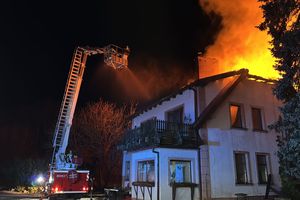 Groźny pożar pod Barczewem. Dach budynku w ogniu, mieszkańcy uciekli w ostatniej chwili