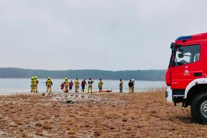 Tragedia na jeziorze. Służby wydobyły z wody ciało mężczyzny