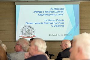 Pamięć o ofiarach Katynia wiecznie żywa. Specjalna konferencja w Urzędzie Wojewódzkim w Olsztynie