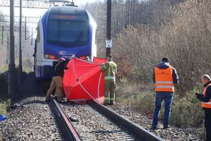 [ZDJĘCIA] Tragedia na torach. Młoda kobieta wtargnęła pod pociąg