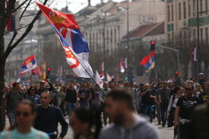 Tysiące osób maszerują ulicami Belgradu; samochód uderzył w grupę protestujących