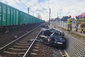 Zignorował czerwone światło i wjechał pod pociąg towarowy 