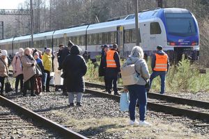 Tragiczne potrącenie na torach niedaleko Kortowa. Wstrzymano ruch pociągów [ZDJĘCIA]