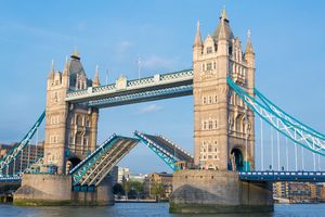 Mężczyzna, który wspiął się na londyński most Tower Bridge, zszedł na ziemię