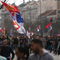 Tysiące osób maszerują ulicami Belgradu; samochód uderzył w grupę protestujących