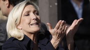 Marine Le Pen  na wiecu w Paryżu o "polowaniu na czarownice"