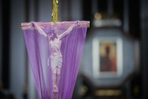Wielki Piątek: Chrystus umiera na krzyżu