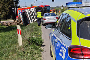 Wypadek ciężarówki. Ranny kierowca trafił do szpitala