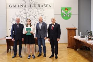 Wójt Tomasz Ewertowski nagrodził najlepszych uczniów w gminie Lubawa