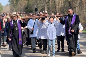 Dziesięć kilometrów z modlitwą, śpiewem i krzyżem na ramionach