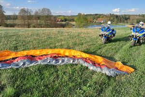 Paralotniarz spadł z 10 metrów. Próbował wzlecieć za pomocą quada
