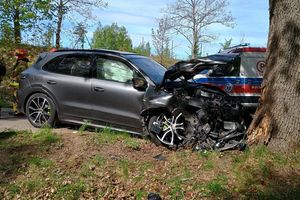 Porsche uderzyło w drzewo. Trzy osoby w szpitalu