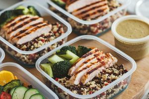 Czy catering dietetyczny się opłaca? Sprawdź, zanim zamówisz dietę pudełkową!