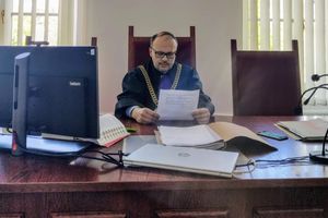 Groza na ulicy! 52-latek przystawił broń do głowy nastolatka
