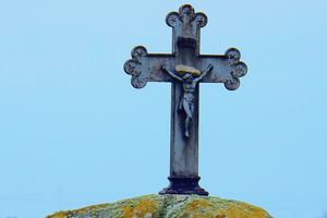 Wojewoda przed sądem za zdjęcie krzyża