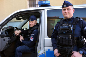 Desperat uratowany na wiadukcie w Mławie. Szybka reakcja policjantów zapobiegła tragedii