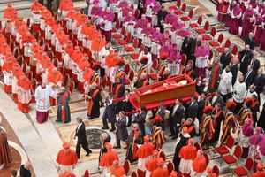 Tłumy żegnają papieża Franciszka. Zobacz nagranie z przeniesienia trumny do bazyliki