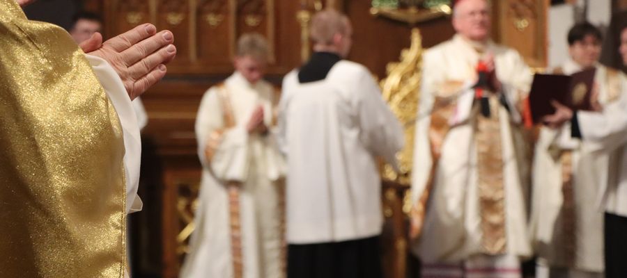 Metropolita warmiński w środę odprawił w Olsztynie uroczystą mszę w intencji zmarłego Franciszka.