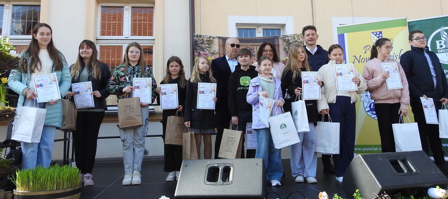 Grupa starsza laureatów na scenie jarmarku