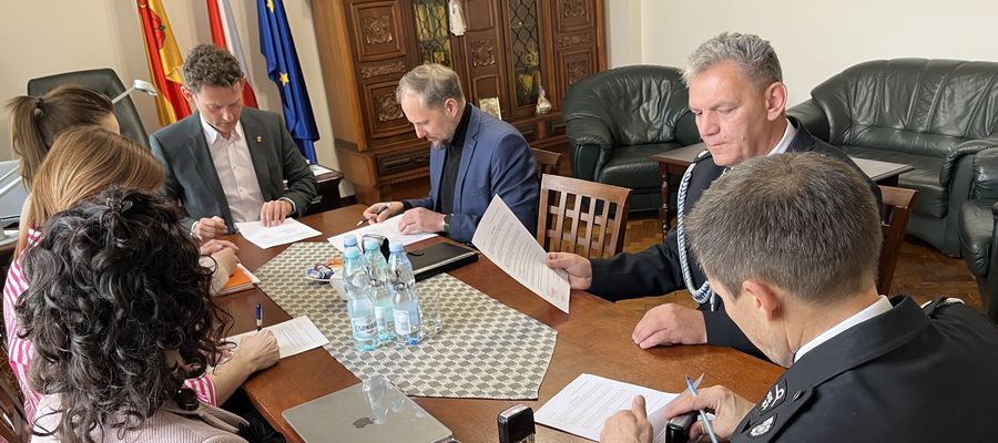 Moment podpisania umowy dotyczącej garażu dla OSP