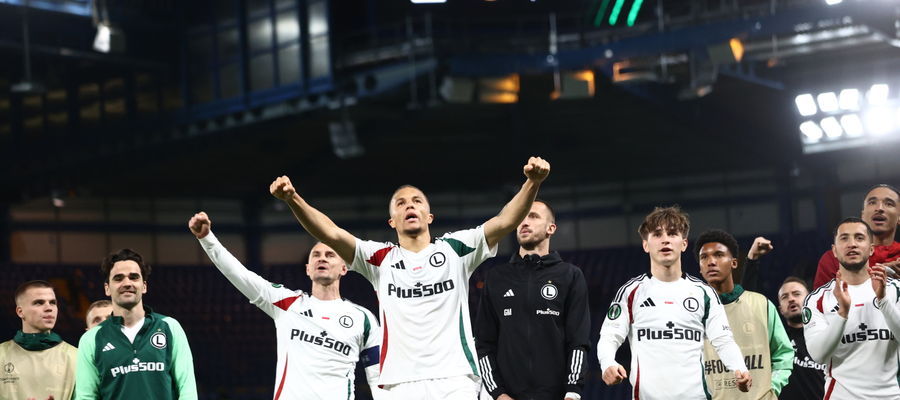  Zawodnicy Legii pozdrawiają swoich kibiców po wygranym meczu z Chelsea 