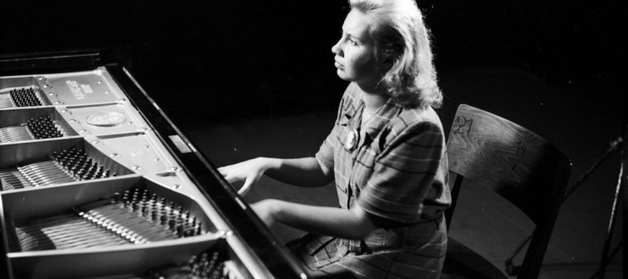 Pierwszy powojenny a IV z kolei Międzynarodowy Konkurs Pianistyczny im. Fryderyka Chopina (15 września - 15 października 1949 roku) przeprowadzony w sali budynku Roma, tymczasowej siedzibie Filharmonii i Opery Warszawskiej. Nz. zdobywczyni drugiej nagrody Barbara Hesse-Bukowska, wrzesień 1949 r. gr PAP