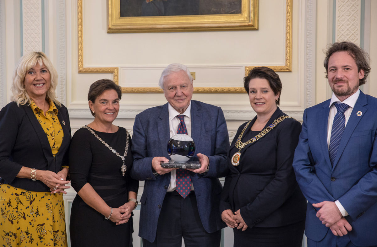 Sir David Attenborough w 2018 r. otrzymał nagrodę honorową za swoją działalność na rzecz zrównoważonego rozwoju od Bergen Business Council i Fana Sparebank