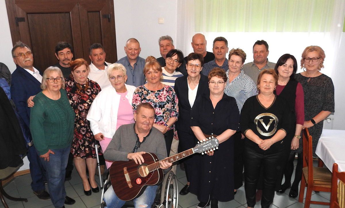 Na zjeździe klasowym szkoły w Krotoszynach Jerzy Nalik pojawił się z ulubioną gitarą 
