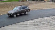 Kierowca mitsubishi ukradł plecak z dokumentami i pieniędzmi. Policja poszukuje sprawcy