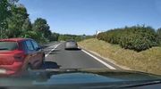 Wyprzedzał na podwójnej ciągłej. O mały włos od tragedii [WIDEO] 